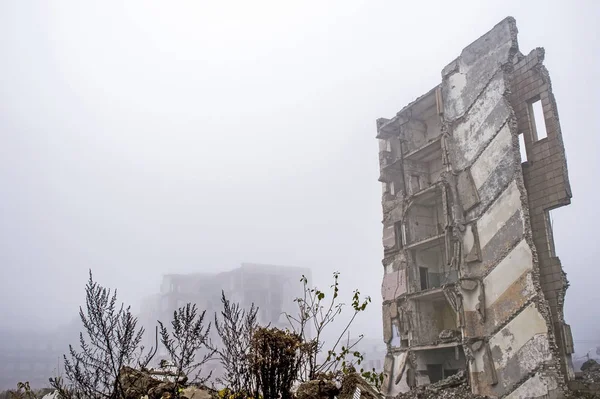 Os restos de um grande edifício de concreto na forma de fragmentos de pilhas e pilhas de pedras . — Fotografia de Stock