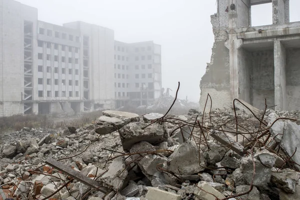 Sisli bir sis binanın arka planda takviye çıkıntılı Beton taş parçaları. Arka plan