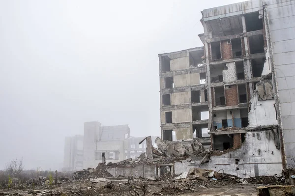 De overblijfselen van een grote betonnen gebouw in de vorm van fragmenten van stapels en stapels stenen. Kopiëren van ruimte. — Stockfoto