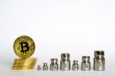 Bitcoin ile ve Doları, büyüme ve düşüş gösteren simgeleri ile kazınmış ağırlık.