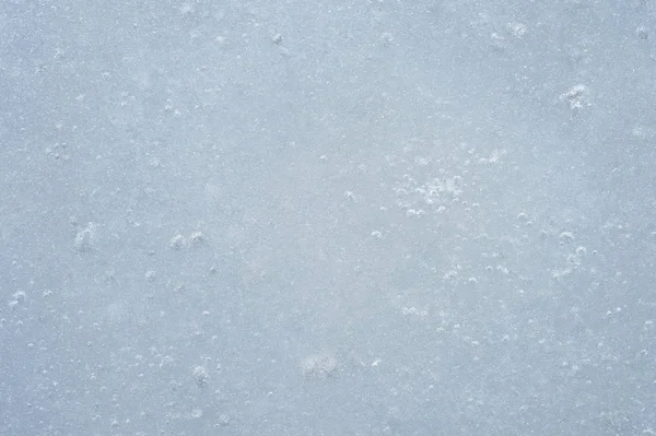 Gelo com bolhas de ar de uma sombra azul cinza. Texturizado abstrato fundo natural — Fotografia de Stock