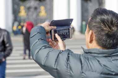 Bir adam turist Asya görünüm fotoğraf üzerinde Palace square St Petersburg, Rusya, Eylül 2018. Arkadan Görünüm