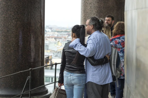 Bir erkek ve bir kadın, turist Avrupa görünüm, St. Isaac's Katedrali, St Petersburg, Rusya, Eylül, 2018 sütunlu içine bakmak. — Stok fotoğraf