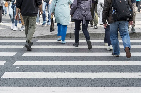 Bulanık. St Petersburg, Rusya, Eylül, 2018 arazi geçitte Road'da kişi arası. — Stok fotoğraf