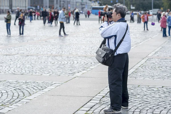Adam turist Asya görünüm fotoğraflar üzerinde kamera konumlar üzerinde Palace square St Petersburg, Rusya, Eylül 2018. Yan görünüm — Stok fotoğraf
