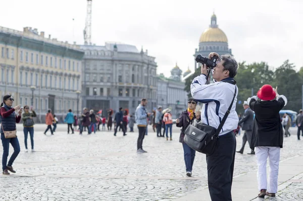 Adam turist Asya görünüm fotoğraflar üzerinde kamera konumlar üzerinde Palace square St Petersburg, Rusya, Eylül 2018. Yan görünüm — Stok fotoğraf