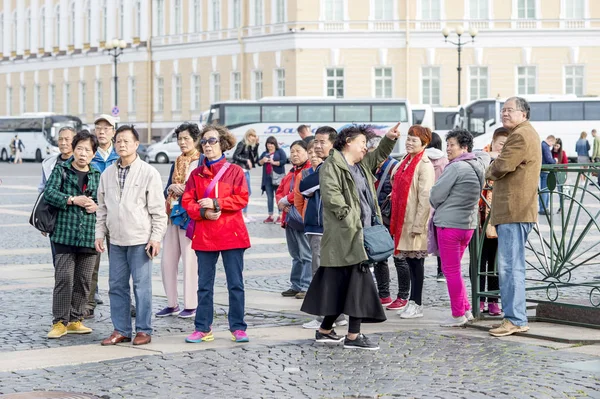 Asya görünüm üzerinde Palace square St. Petersburg beyaz turist otobüsleri, Rusya, Eylül 2018 arka plan üzerinde oryantal turist grup — Stok fotoğraf