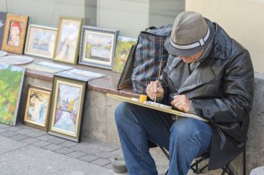 Yaşlı bir erkek sanatçı boya bir resim Nevsky Prospect St. Petersburg, Rusya, Eylül, 2018.