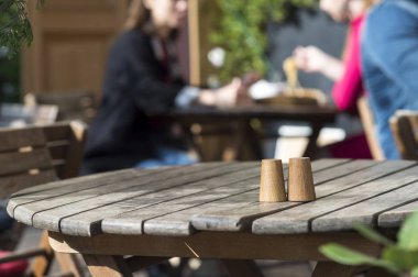 B ziyaretçileriyle kafede ahşap vintage yakın çekim masa