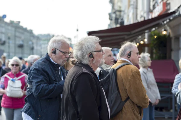 Yaşlı insanlara kulaklıklar radyo ile bir turneye Eylül 2018 Nevsky Prospekt St Petersburg, Rusya, rehberlik. — Stok fotoğraf