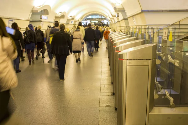 Desenfoque. Una multitud de personas con prisa pasa por los torniquetes electrónicos en la estación de metro en San Petersburgo, Rusia, septiembre de 2018 — Foto de Stock
