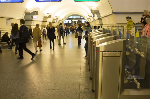 Desenfoque. Una multitud de personas con prisa pasa por los torniquetes electrónicos en la estación de metro en San Petersburgo, Rusia, septiembre de 2018 — Foto de Stock