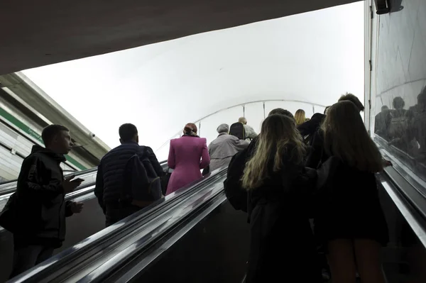 Bulanıklık. St Petersburg, Rusya, Eylül, 2018 ışıkta insanlar Metro'ya tarafından yürüyen merdiven tırmanmak — Stok fotoğraf