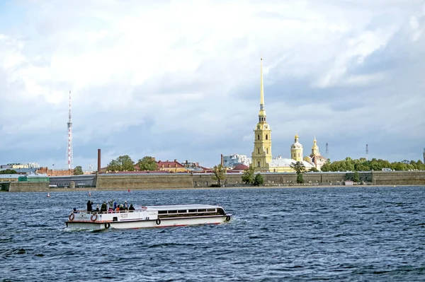 Vista desde el río Neva hasta la fortaleza de Pedro y Pablo San Petersburgo, Rusia, septiembre de 2018 — Foto de Stock