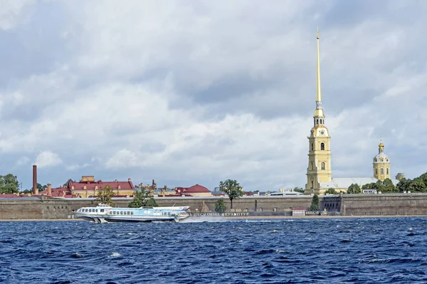 Вид с реки Невы на Петропавловскую крепость Санкт-Петербург, Россия, сентябрь 2018 года — стоковое фото