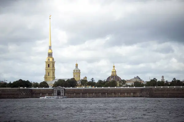 Se fra elva Neva til Peter og Paulfestningen St. Petersburg, Russland, september 2018 – stockfoto