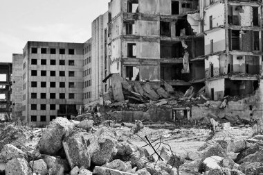 Büyük bir imha edilmiş binanın arka planında beton enkaz yığını. Arka plan. Siyah beyaz görüntü