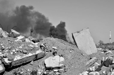 Beton levha bir Smoking elektrik trafo arka plana karşı yere sıkışmış. Arka plan, yazıt yeri. Siyah beyaz görüntü