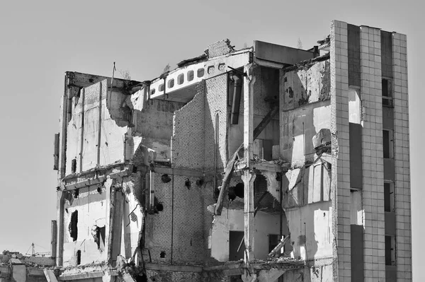 青空通信の遺骨と大廃墟背景。黒と白のイメージ — ストック写真