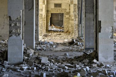 Mesafe penetran güneş ışığı ile yığınları bir tünel şeklinde binanın tahrip iç parçası