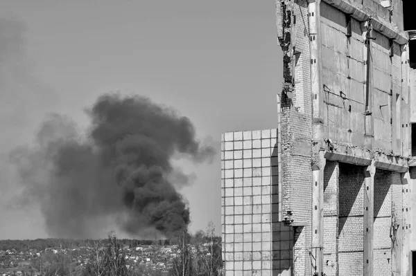 Template in the form of a building wall against the sky and thick black smoke. The problem of environmental pollution. Black and white — Stock Photo, Image
