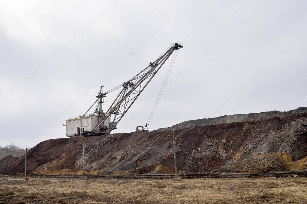 Large walking excavator in anticipation of rolling stock transporting overburden for storage in dumps.