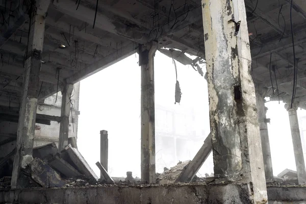 The remains of a large building destroyed in a foggy haze. Background. — Stock Photo, Image