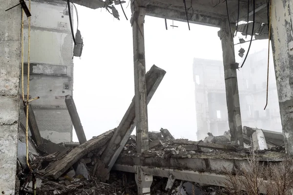 一座在雾蒙蒙的阴霾中被毁的大建筑的遗迹。背景. — 图库照片