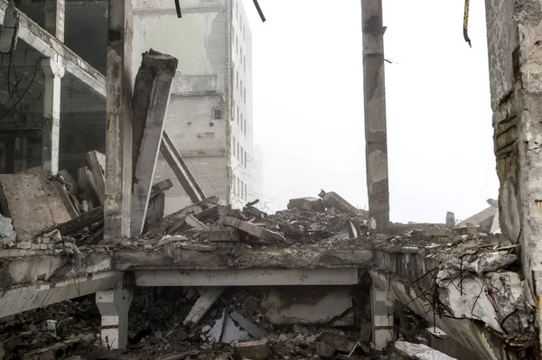 Os restos de um grande edifício destruído numa névoa nebulosa. Contexto . — Fotografia de Stock