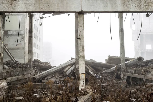 De overblijfselen van een groot gebouw verwoest in een mistige waas. Achtergrond. — Stockfoto