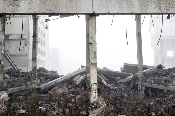 The remains of a large building destroyed in a foggy haze. Background. — Stock Photo, Image