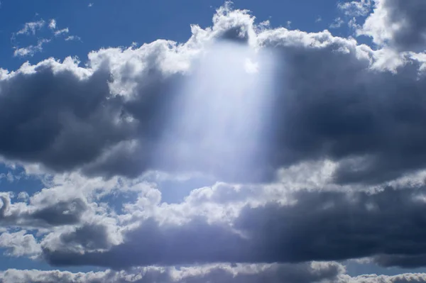 ぼやけた芸術的背景。青い空に対しての光の流れと輪郭のある光の雲積雲. — ストック写真