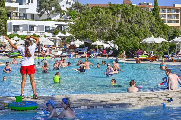 Отдыхающие на курорте в бассейне на сайте Coral Beach Hotel Resort Cyprus Paphos в июне 2017 года на Кипре . — стоковое фото