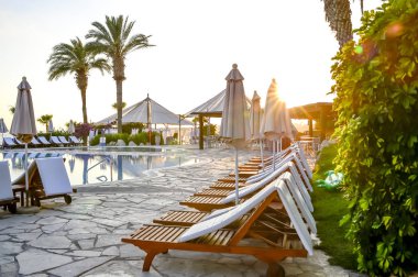 Kıbrıs 'ta Haziran 2017 yılında Coral Beach Hotel Resort Cyprus havuz kenarında şezlonglar bir dizi.