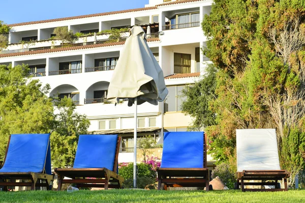Кількість шезлонгів на зеленому галявині перед готелем в Coral Beach Hotel Resort на Кіпрі в червні 2017 на Кіпрі. — стокове фото