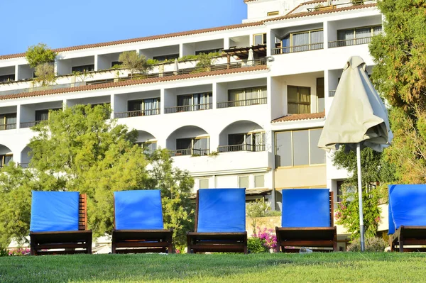 ホテルの前の緑の芝生のサンラウンジャーの数は、キプロスの6月の2017にあるホテルリゾートキプロス. — ストック写真