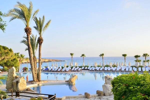 Kıbrıs 'ta Haziran 2017 yılında Coral Beach Hotel Resort Cyprus havuz kenarında şezlonglar bir dizi.