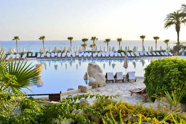 Kıbrıs 'ta Haziran 2017 yılında Coral Beach Hotel Resort Cyprus havuz kenarında şezlonglar bir dizi.