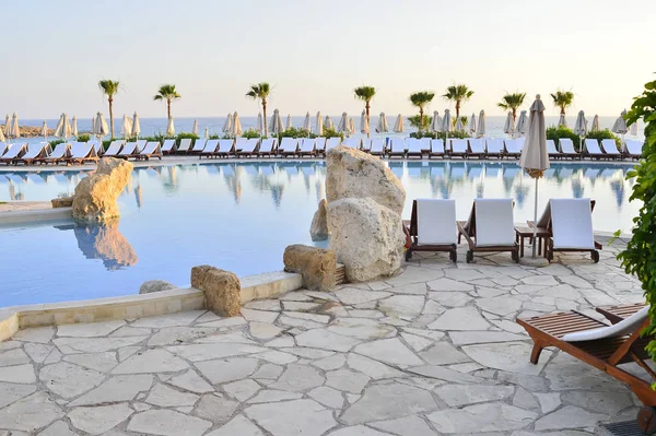 Kıbrıs 'ta Haziran 2017 yılında Coral Beach Hotel Resort Cyprus havuz kenarında şezlonglar bir dizi. — Stok fotoğraf