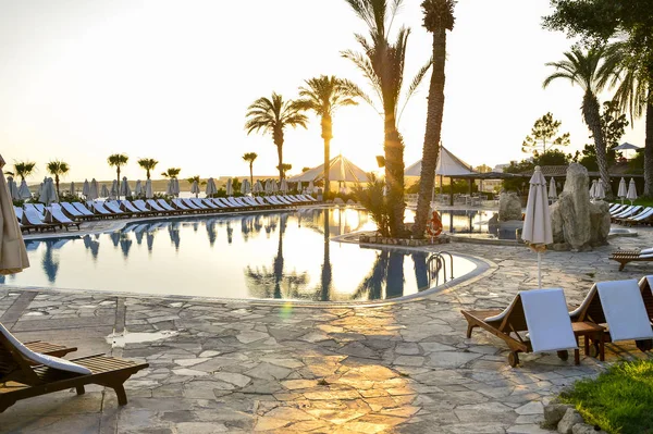 Una serie de tumbonas junto a la piscina en el Coral Beach Hotel Resort Cyprus en junio de 2017 en Chipre . — Foto de Stock