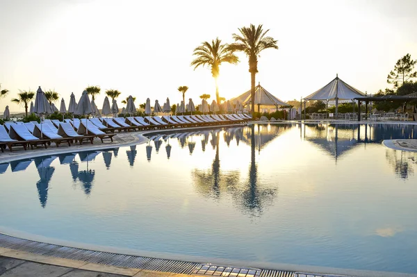 Una serie de tumbonas junto a la piscina en el Coral Beach Hotel Resort Cyprus en junio de 2017 en Chipre . — Foto de Stock