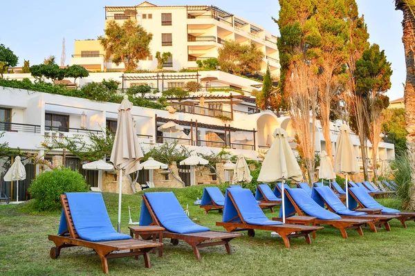 Пафос, Кіпр 09 червня, 2017. Кількість шезлонгів в Coral Beach Hotel Resort в червні 2017 на Кіпрі — стокове фото