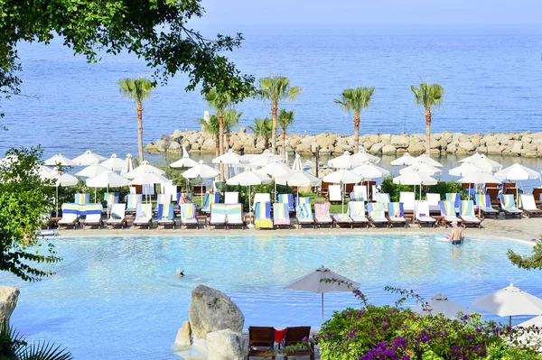 Несколько шезлонгов у бассейна в отеле Coral Beach Hotel Resort Cyprus в июне 2017 года на Кипре . — стоковое фото