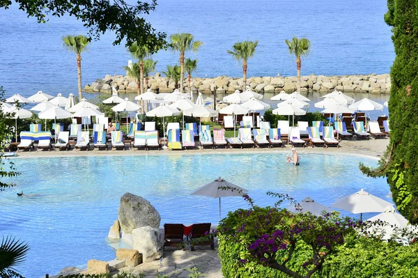 Kıbrıs 'ta Haziran 2017 yılında Coral Beach Hotel Resort Cyprus havuz kenarında şezlonglar bir dizi.