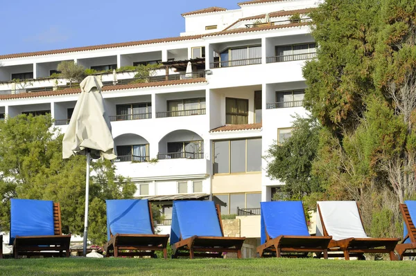 PATHOS, CYPRUS 09 июня 2017 года. Несколько шезлонгов в Coral Beach Hotel Resort Cyprus в июне 2017 года на Кипре — стоковое фото