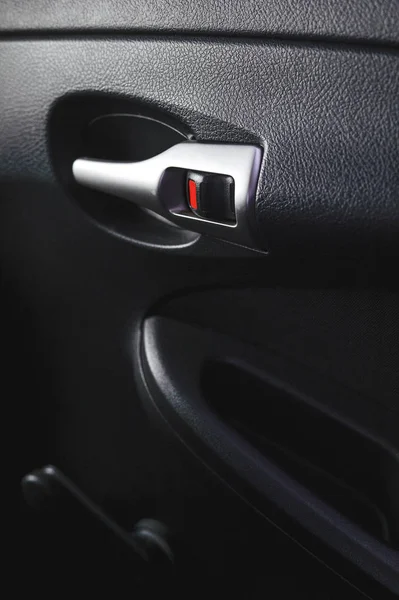 Серебряная рукоятка, открывающая дверь автомобиля крупным планом на внутренней стороне подкладки дверей автомобиля — стоковое фото