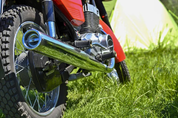 A parte de trás da motocicleta vermelha no fundo de uma tenda turística. O conceito de estilo de vida em rodas: a estrada e a velocidade. Contexto — Fotografia de Stock