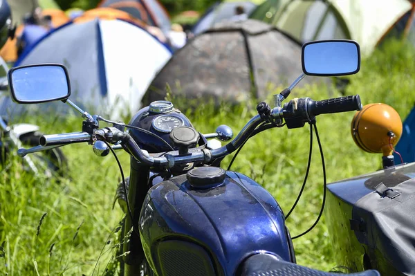 Řada zaparkovaných motocyklů na zelené trávě na festivalu biker. Koncepce bikerů životního stylu: rychlost a cesta — Stock fotografie