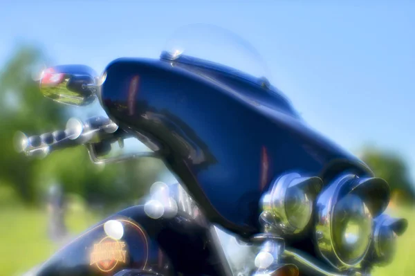 Umělecké rozostření. Přední strana černého motocyklu Harley Davidson na festivalové schůzce v Rusku, region Kursk, Zheleznogorsk, květen 2018 — Stock fotografie