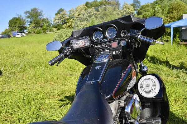 O painel de controle da bicicleta Harley Davidson está na frente do festival Reunião do verão Rússia, região de Kursk, Zheleznogorsk, maio 2018 . — Fotografia de Stock